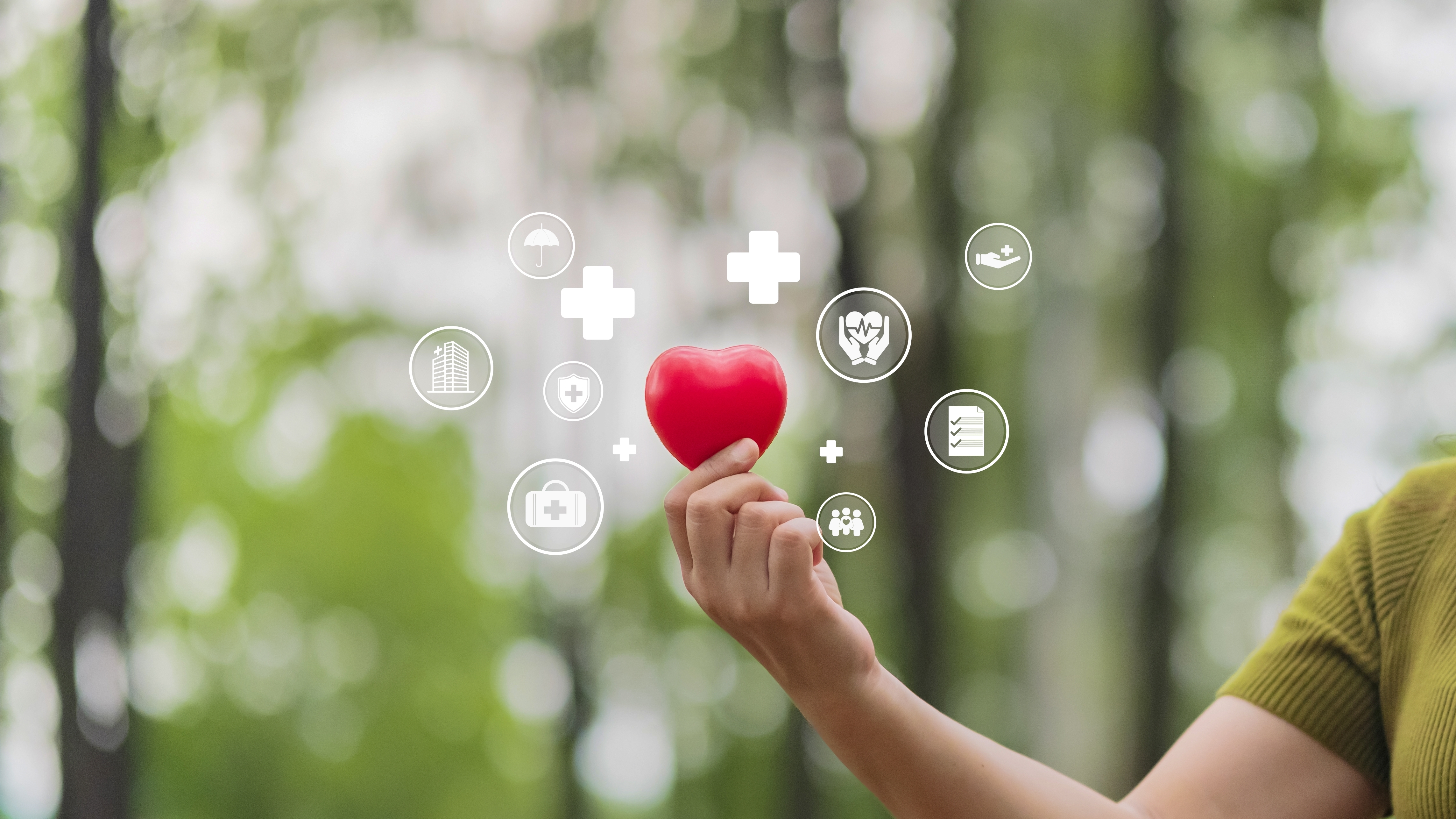 기초생활수급자의 복지 혜택을 상징하는 하트를 든 손과 의료·복지 아이콘