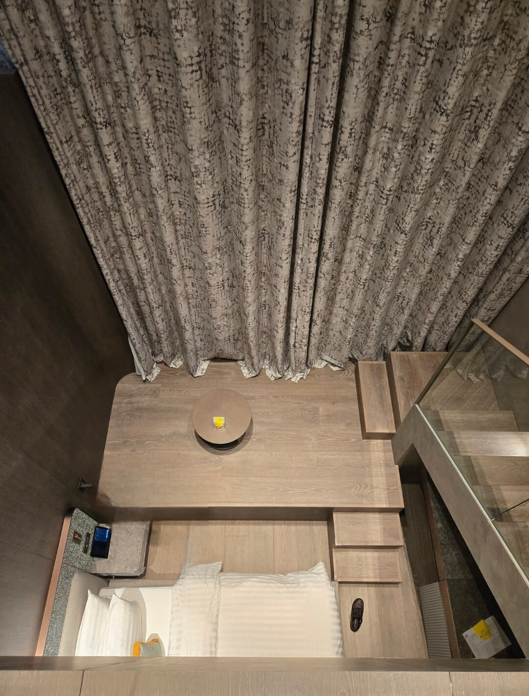 2층에서 내려다보이는 1층