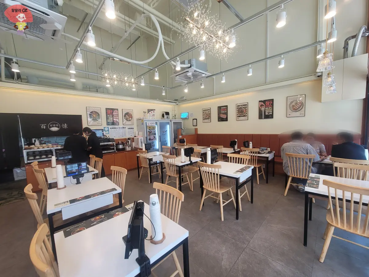 경기-남양주-돈카츠-소바-전문점-백소정-내부-모습-한-테이블에서-식사하는-손님들