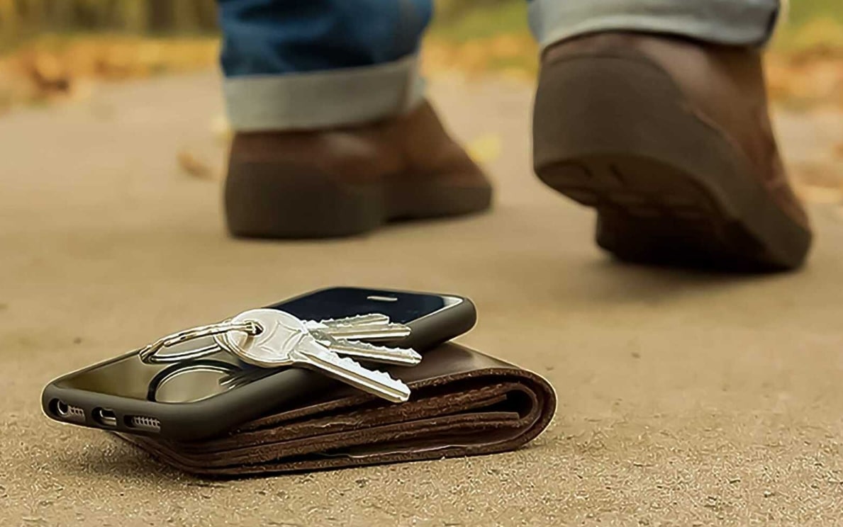 지갑과 핸드폰과 열쇠를 바닥에 떨어뜨리고 가는 모습