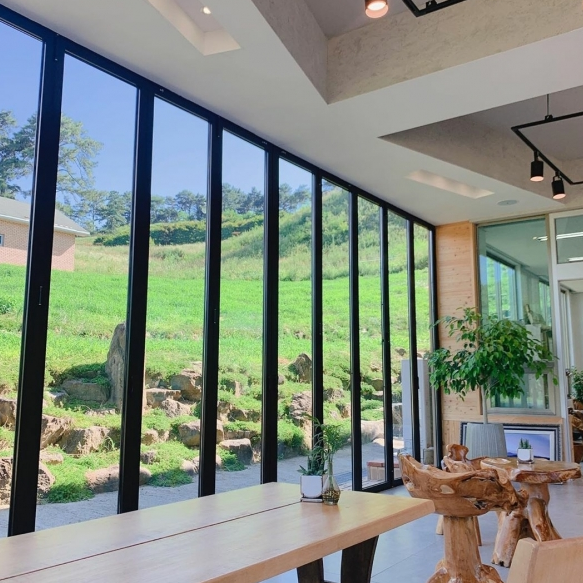 출처-지라산치즈랜드 공식홈페이지 구례 지리산 치즈랜드 수선화 실시간 4월 국내여행 추천