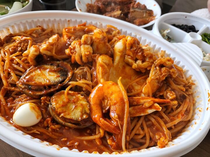 빨갛게 양념된 전복&#44;새우&#44;갑오징어&#44;