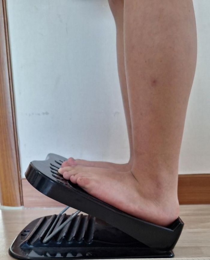 발꿈치-내리기-스트레칭-자세