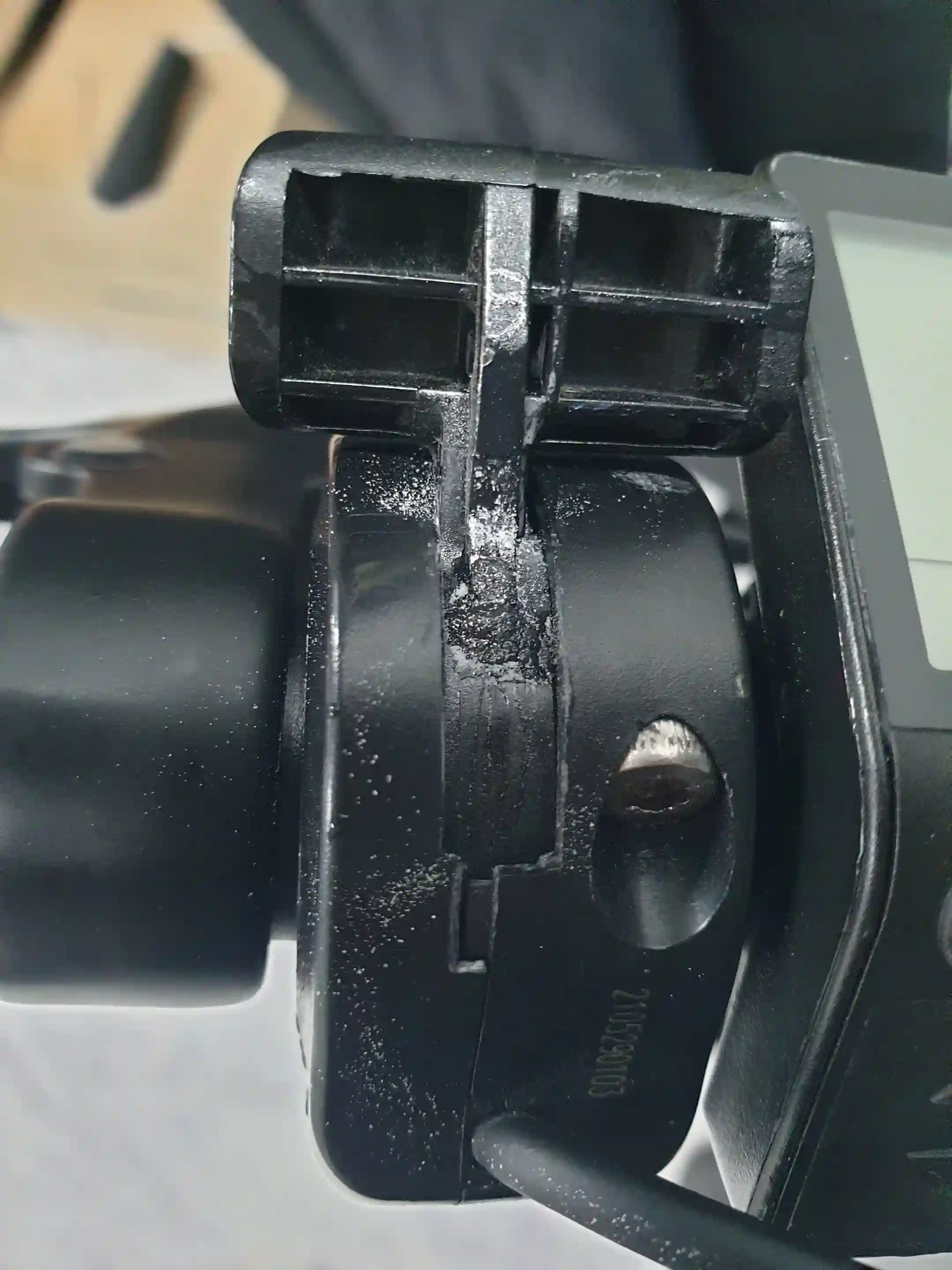 엄지 스로틀 반대편도 순간접착제 한방울 떨어뜨리고 베이킹 소다 뿌려주기