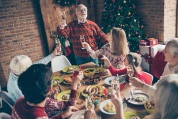가족이 식탁에 모여서 잔을 들고 있다