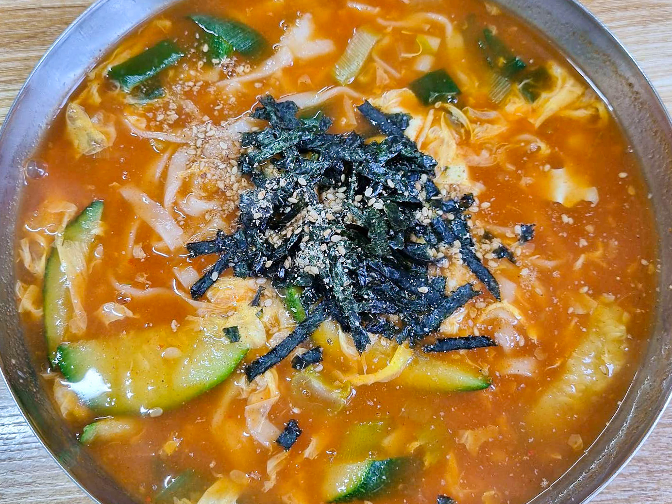 대우칼국수 장칼국수 메뉴가 그릇에 담겨진 사진