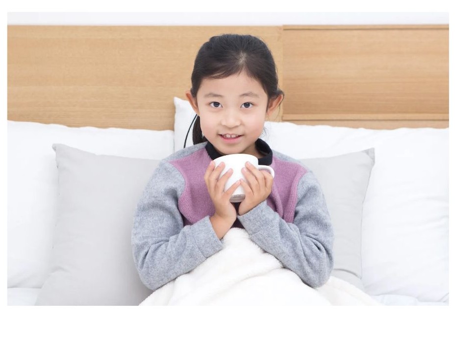 아이가 침대에 기대어 있는 사진