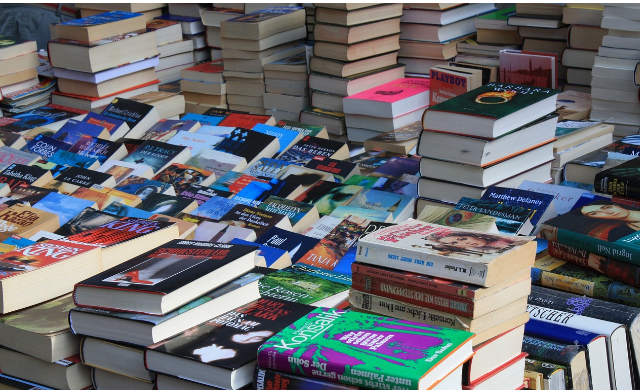 중고거래 장터에 쌓여 있는 다양한 책 더미