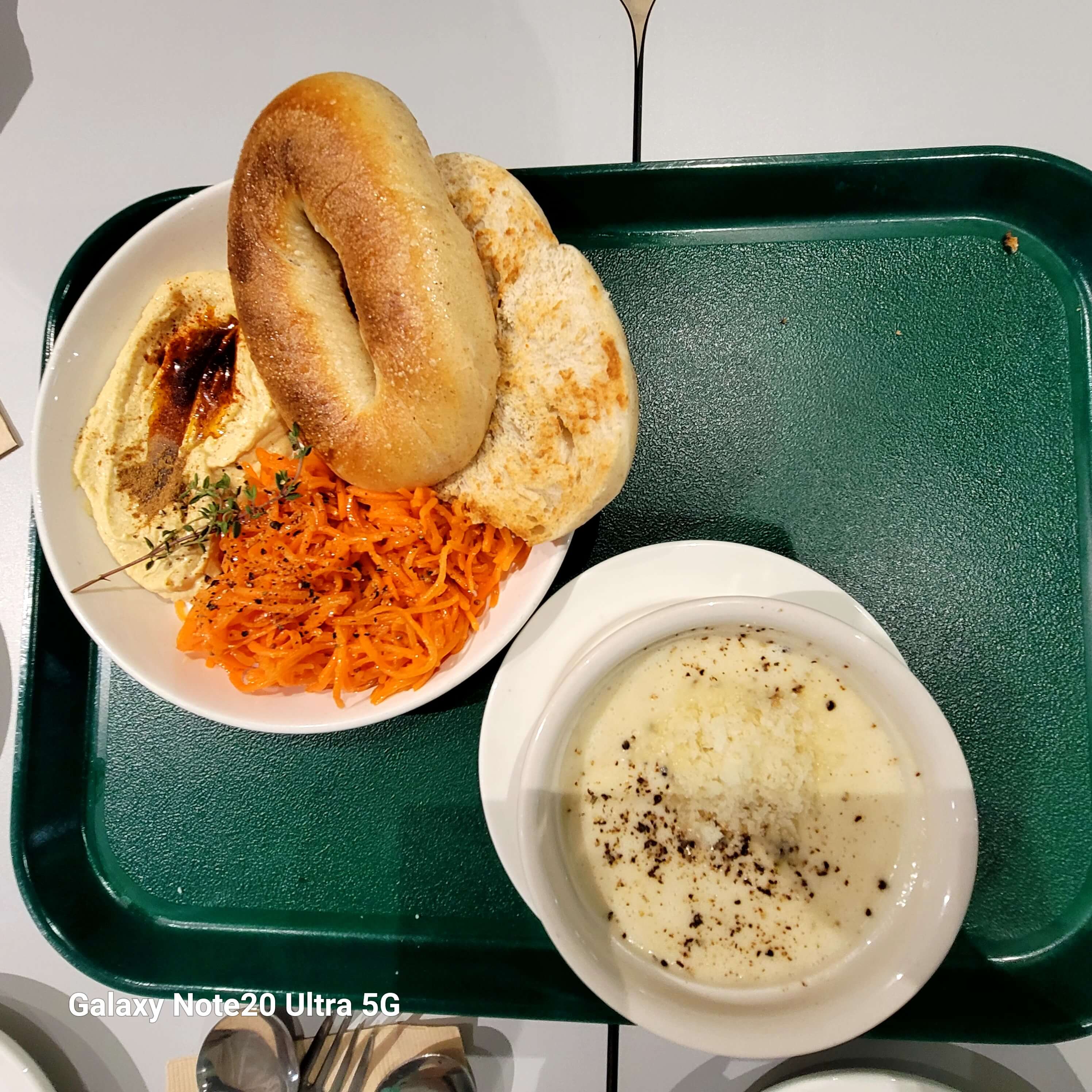 커피와 베이글의 완벽한 브런치 조화