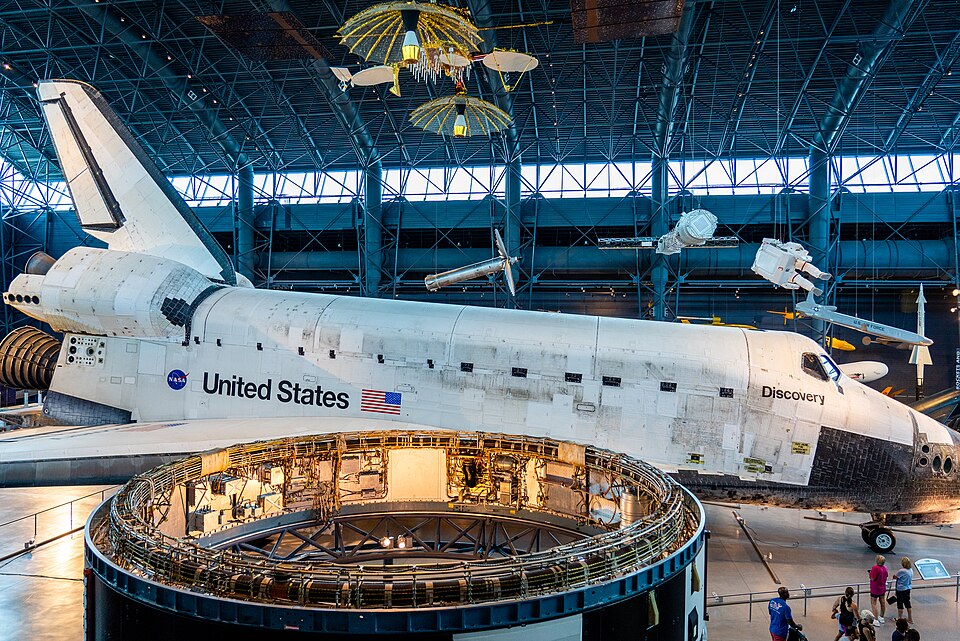 스티븐 F. 우드바르헤이지 센터에 전시된 NASA 우주왕복선 디스커버리호