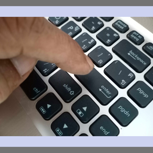 키보드를 누르는 투박한 손가락