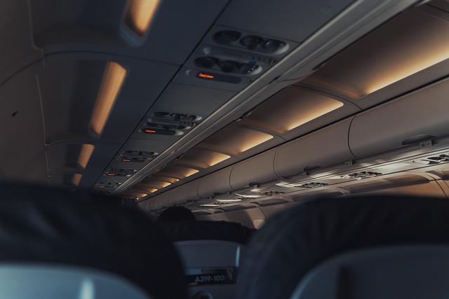 인천공항 보안검색대에서 보조배터리 검사 중인 모습