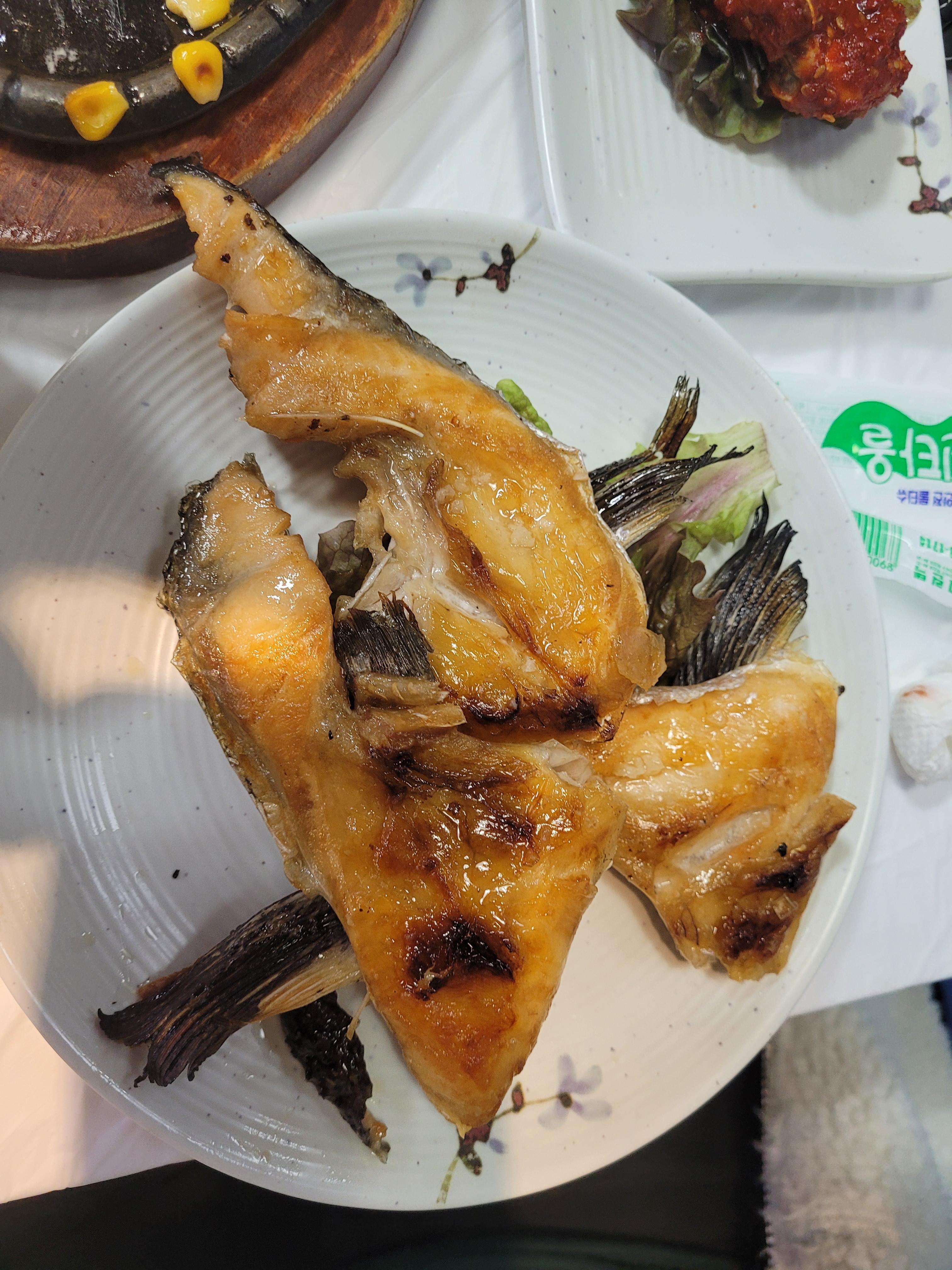 기름에 바짝 구운 연어구이