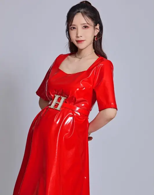 현역가왕-
회색바탕 빨간 비닐소재 반팔 무릎원피스를 입은 한봄이 뒷짐지고 서있는 모습