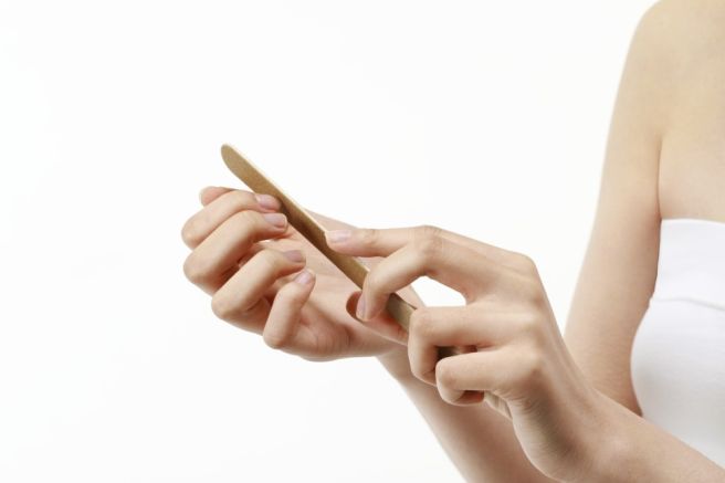 손톱이 잘 부러지는 이유