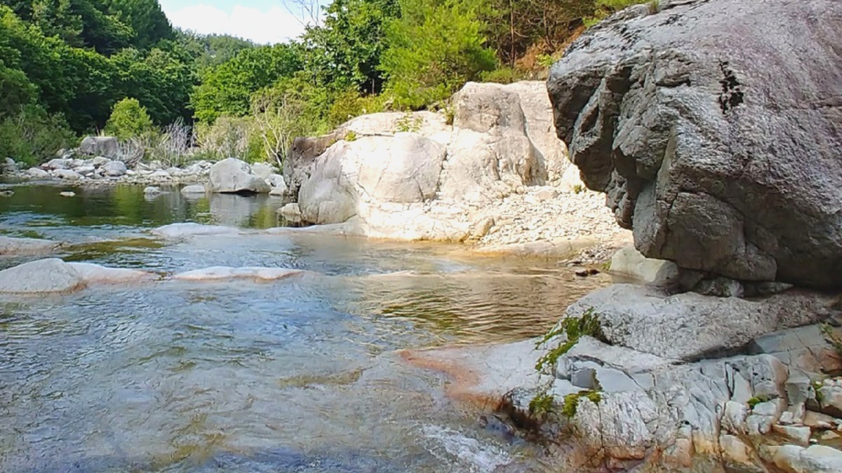 바위 위로 흐르는 맑은 물과 투명한 웅덩이 풍경. [ⓒ한국관광공사]