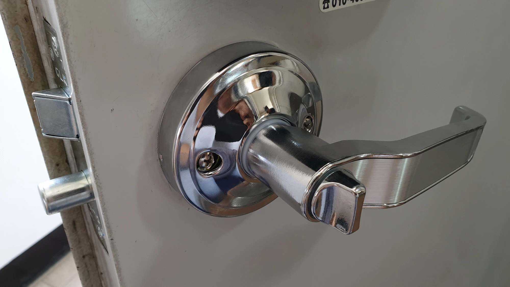 현관문 손잡이 고정 모습
