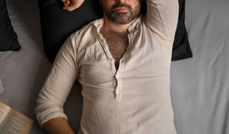 침대 누원있는 남자