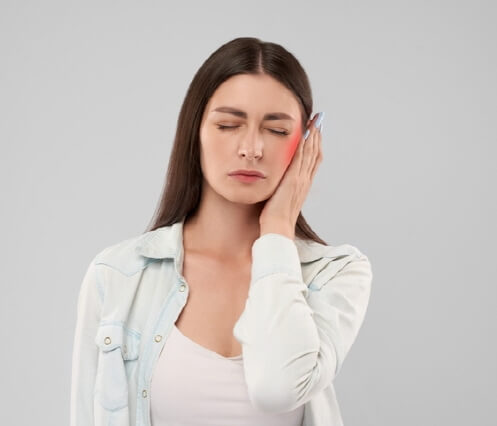 여자가-귀가-아파하는-사진