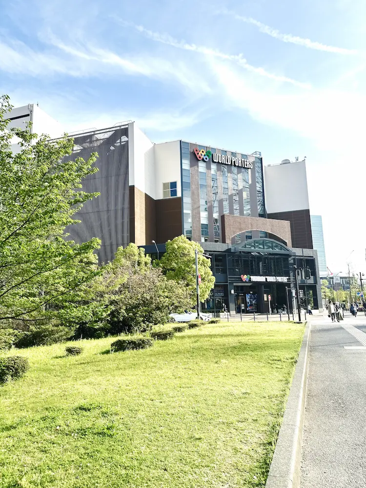 컵누들 뮤지엄 맞은편에 위치한 대형 쇼핑몰 요코하마 월드포터스 건물 외관과 그 앞의 횡단보도 전경
