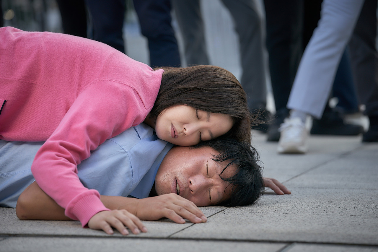 함께-엎드려-있는-김희선과-유해진-달짝지근해