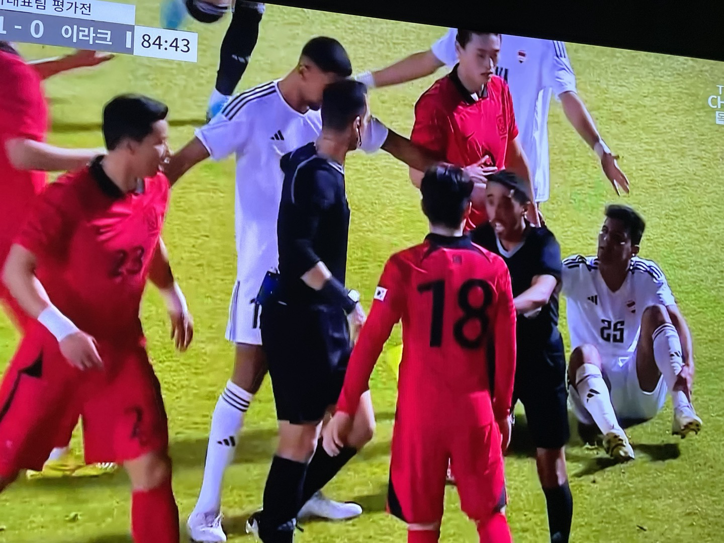 이강인선수가 이라크선수와의 충돌사진