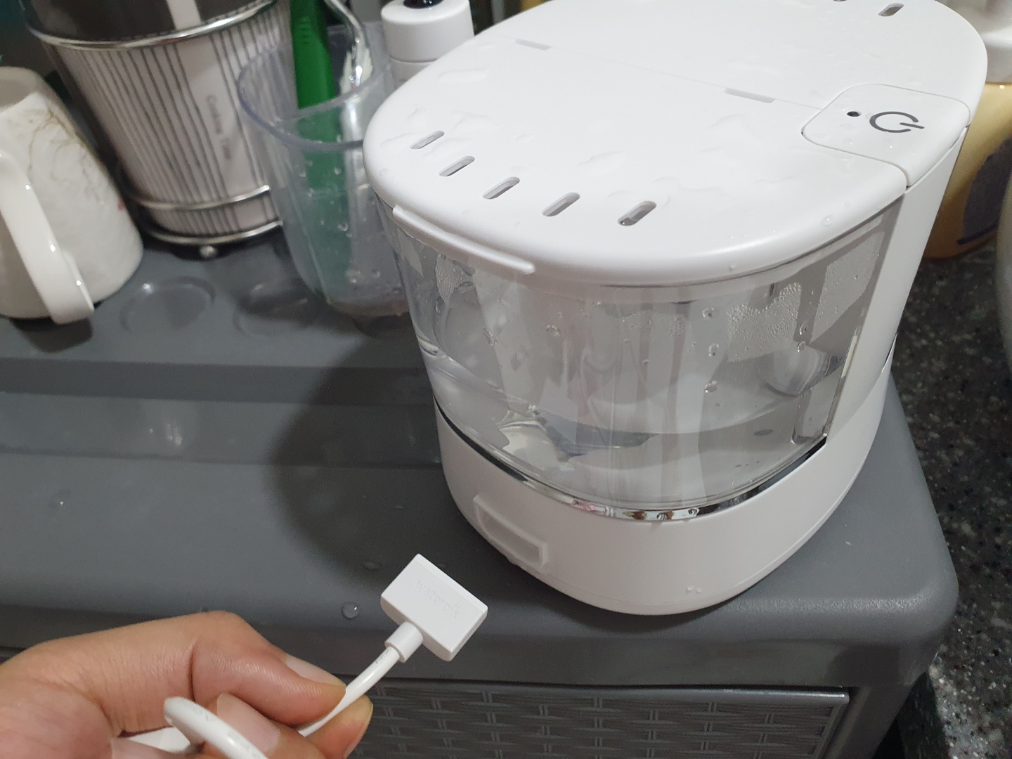 구강세정기-신제품-충전단자-연결모습