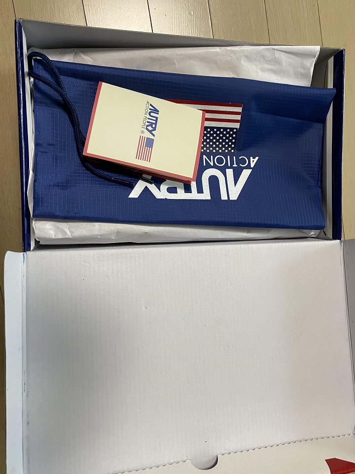 언박싱-된-포장된-운동화