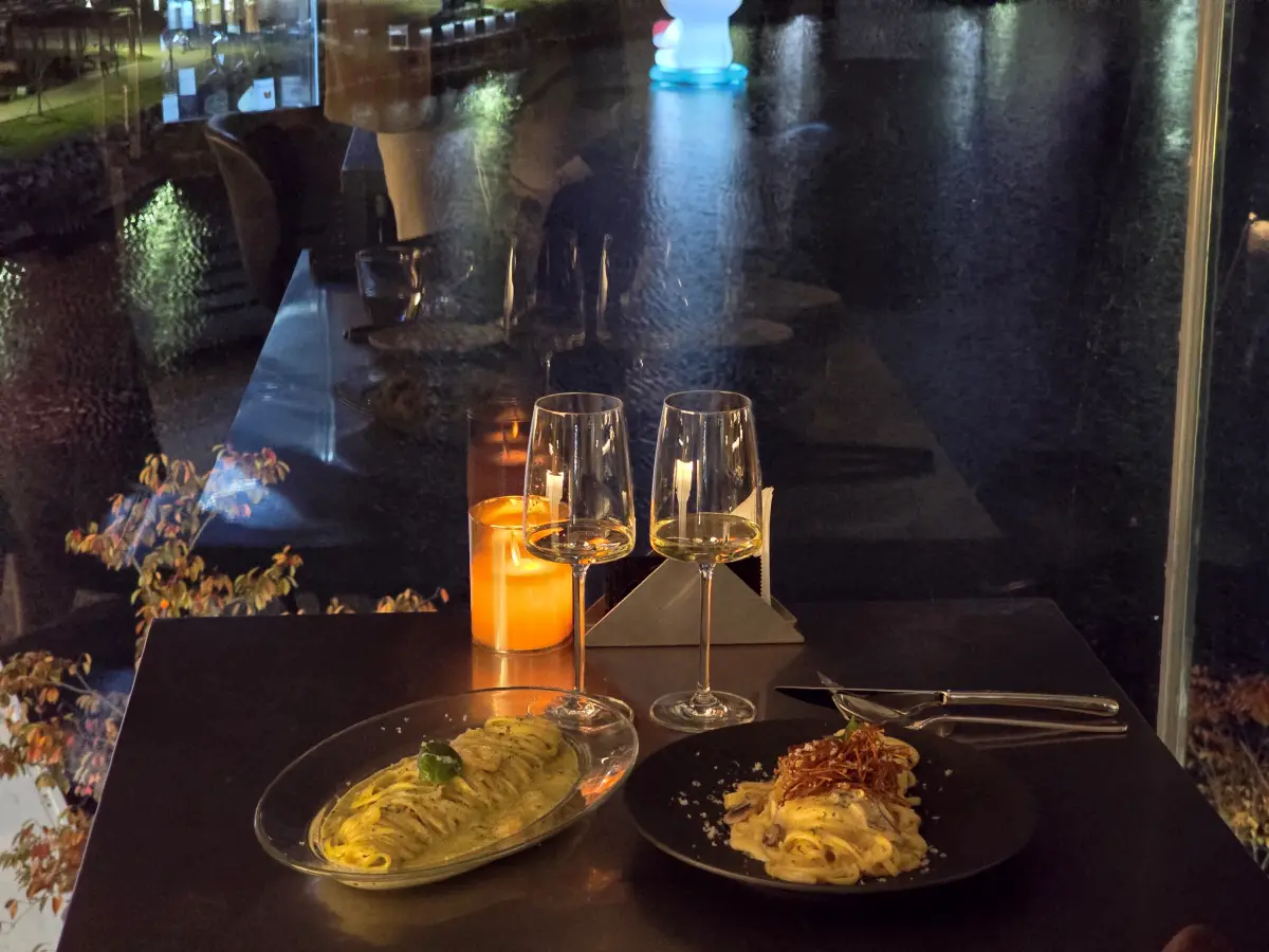 바질투움바파스타와 트러플머쉬룸파스타와 와인이 같이 찍힌 사진