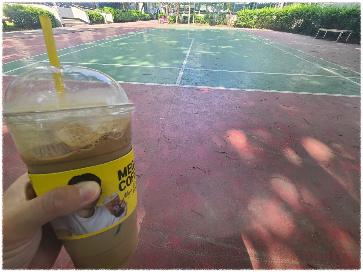 여유롭게-의자에-앉아-커피를-먹고있는-사람