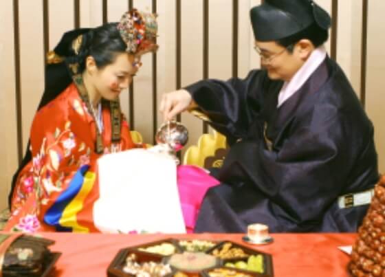 피로연에서 신랑 신부 마주보고 앉음