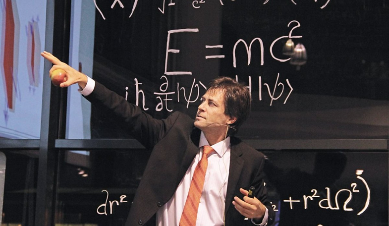 왼쪽-위를-향하고-있는-물리학-교수가-사과를-들고