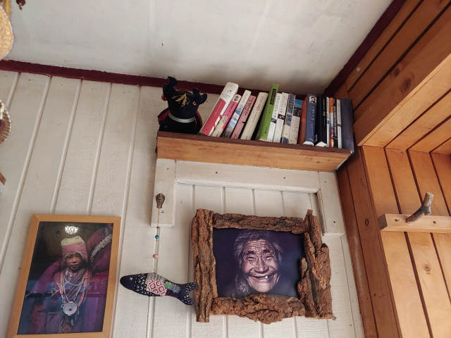 경복궁역-1번-출구-인왕산-자락길에서-만난&amp;#44;-&amp;#39;사직동&amp;#44;-그-가게&amp;#39;-너무-이쁜-웃음의-티베트-할머니 