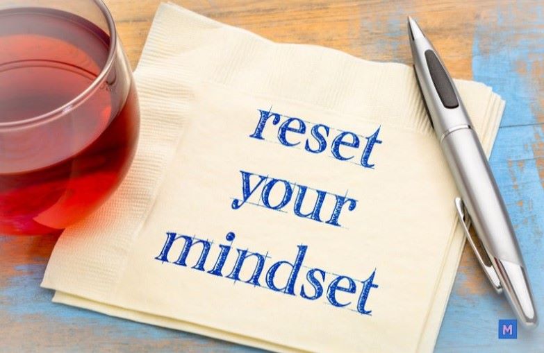 경제 불안을 극복하기 위한 마인드셋 리셋 메모와 차 한 잔 via Canva