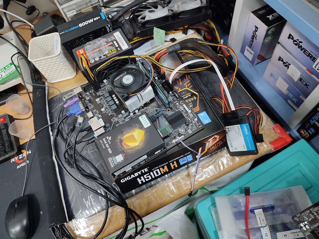 물리적 사타포트3번에 SSD를 연결해서 인식되는지 확인해보고 있습니다.