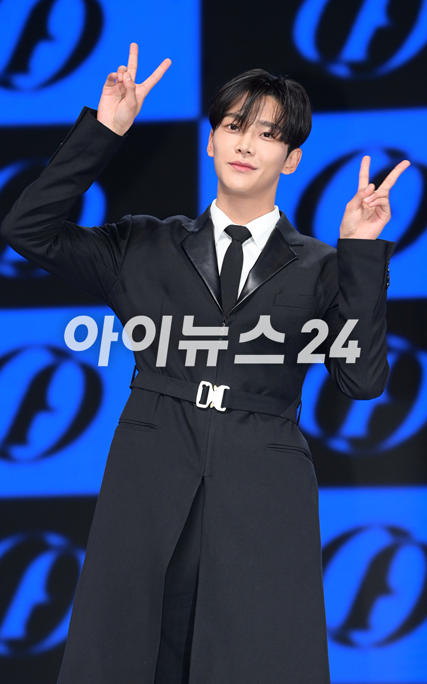 그룹 SF9(에스에프나인) 로운이 9일 오후 서울 광장동 예스24 라이브홀에서 진행된 미니 12집 '더 피스 오브 나인(THE PIECE OF9)' 쇼케이스에서 멋진 무대를 선보이고 있다. [사진=정소희 기자]