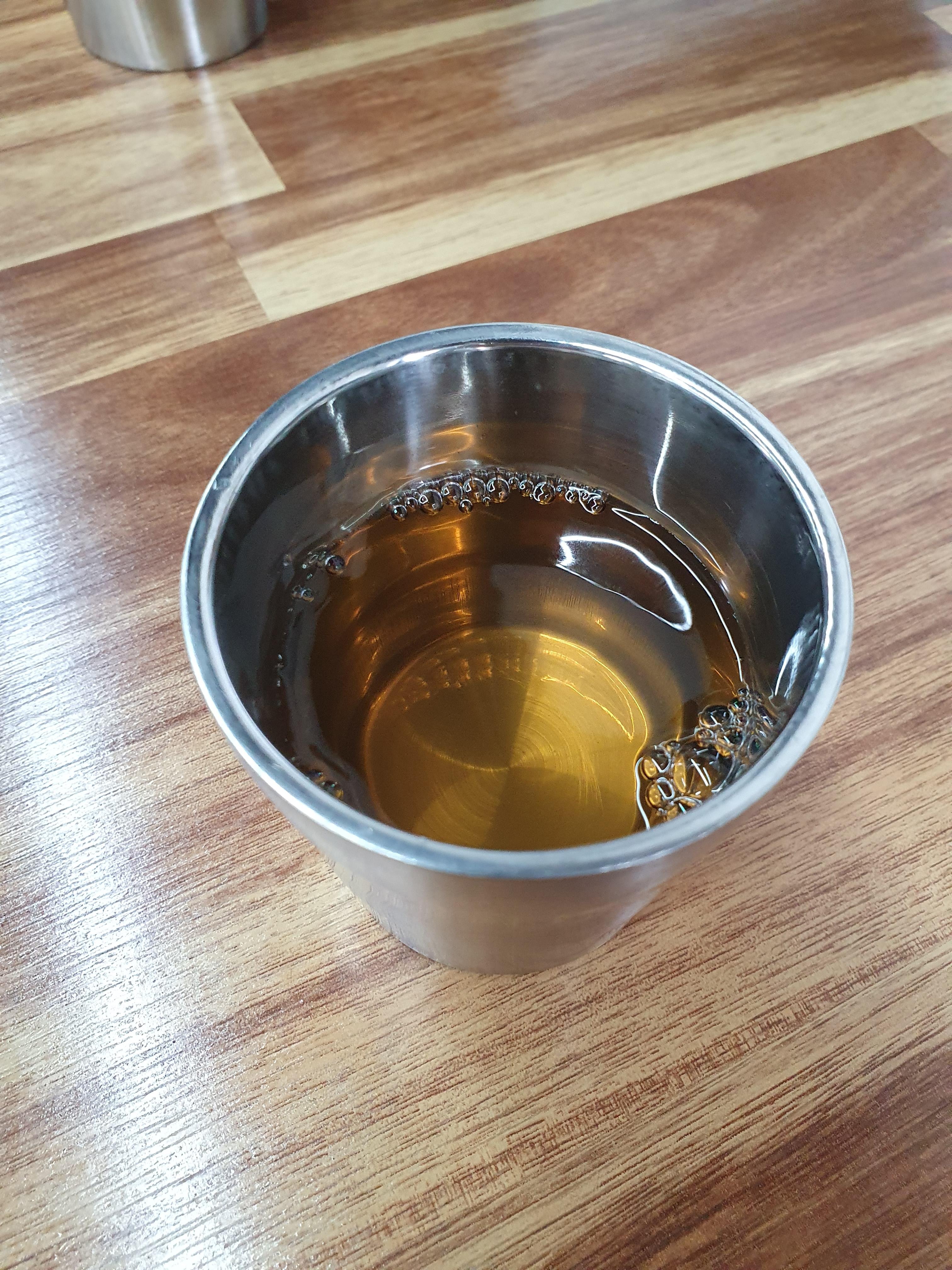 대전 백반 맛집 한끼밥상에서는 그냥 물이 아니라 보리차가 나와서 더좋아요.