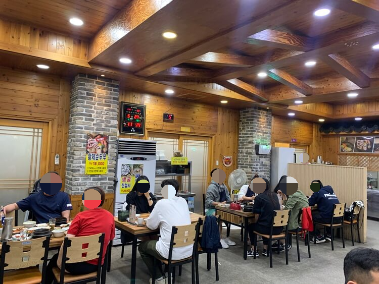 부엌 근처 자리