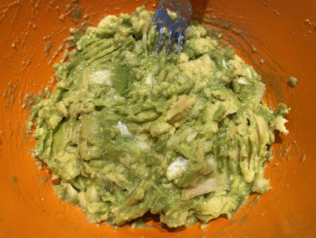 아보카도 스프레드 만들 때 대충 으깨면 식감이 약간 생겨 더 맛있음