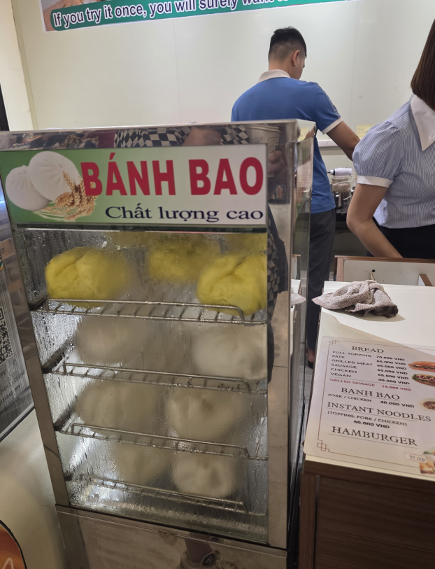 찜기 안 반바오와 매장 직원 모습