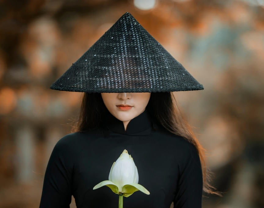 베트남 모자를 쓴 여성