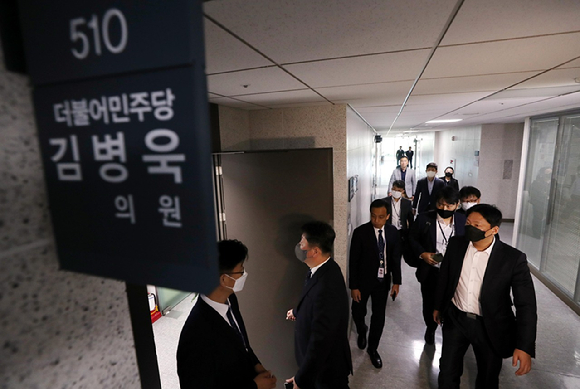 검찰이 11일 오전 서울 여의도 국회 의원회관 내 김병욱 더불어민주당 의원실에 압수수색을 하기위해 들어서고 있다. 검찰은 '대선여론조작 의혹`과 관련해 김병욱 의원 보좌관&middot;보도매체 압수수색을 진행하고 있다. [사진=뉴시스]