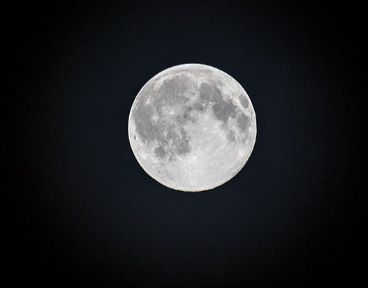 은빛의-둥근-보름달