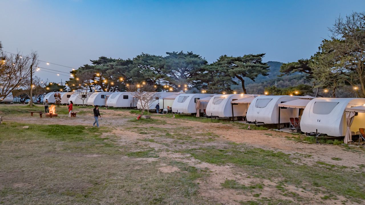 서산클럽아일랜드 글램핑 숙소들 모습