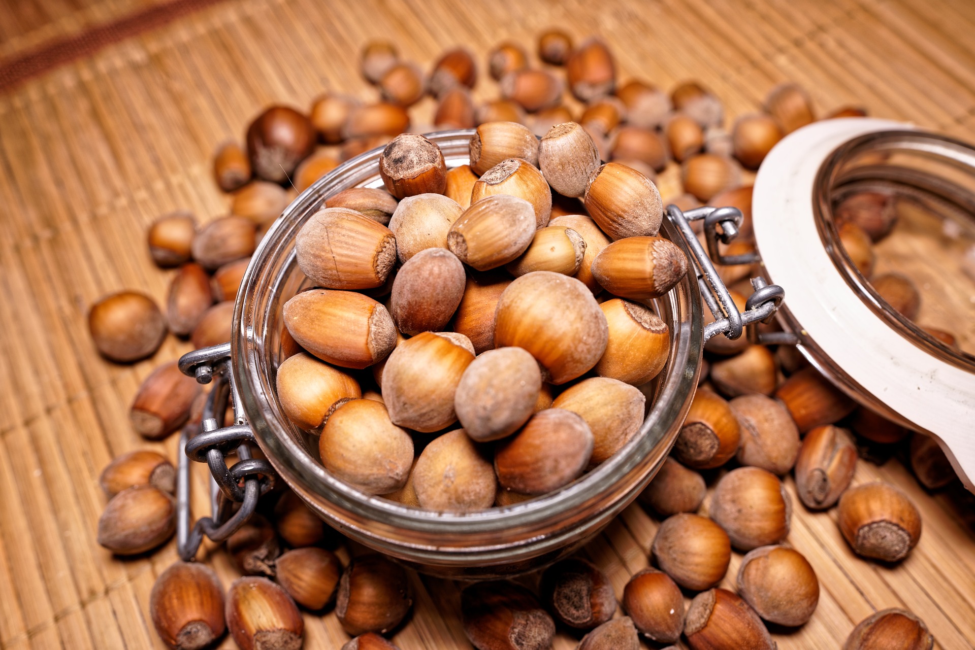 도토리를 유리 그릇에 가득 담아 놓은 사진 - 소음인(少陰人)에게 맞는 음식