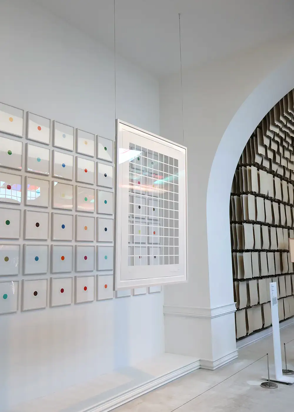 데미안-허스트의-스팟-페인팅-작품을-점-하나씩-자른-작품-전체