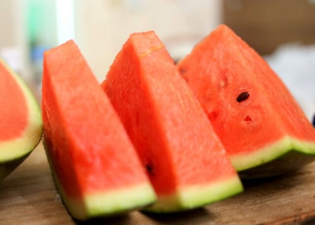 먹기 좋게 잘라놓은 빨간 수박