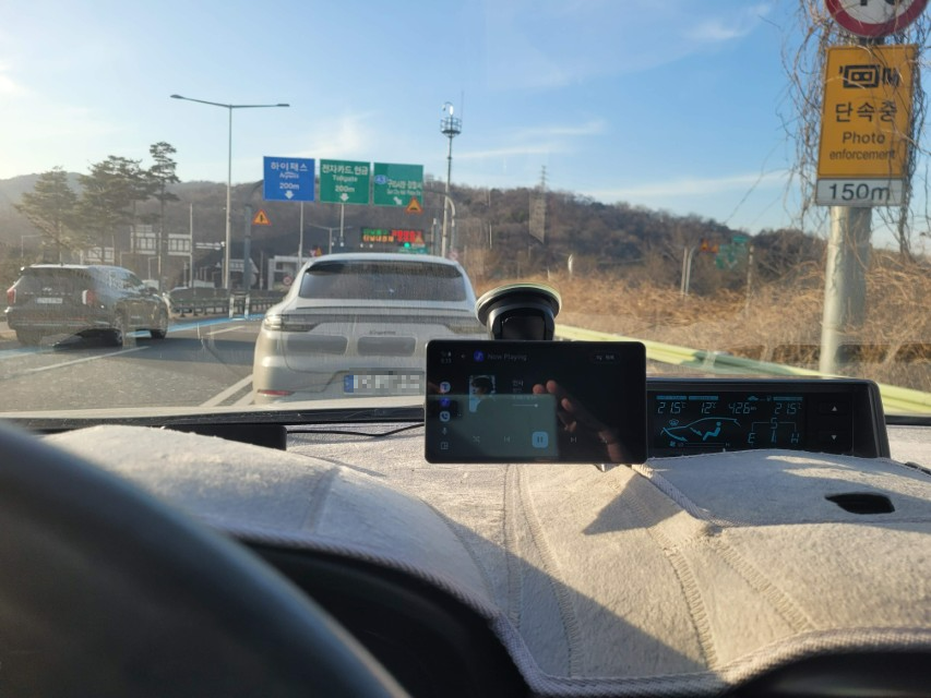 차량 대시보드에 장착한 메이튼 무선 카플레이 모니터 사용 모습