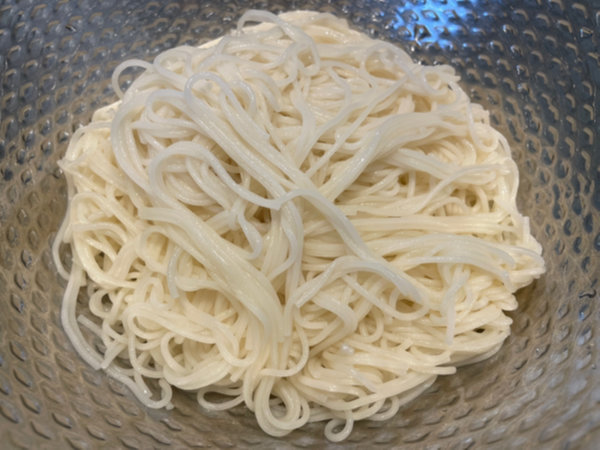 비빔국수 황금레시피 - 볼에 헹군 소면 담기