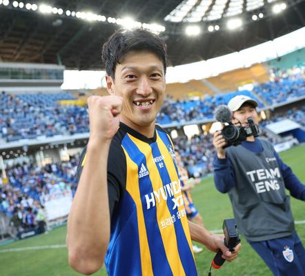 해맑게 웃는 눈치없는 이청용 선수 